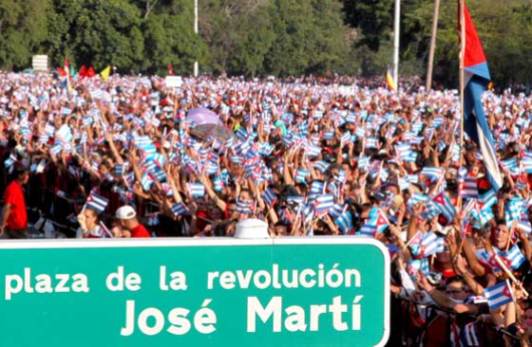 Los capitalinos desfilan por la Plaza de la Revolución “José Martí” el 1 de Mayo de 2006, La Habana, Cuba. Foto: Calixto N. Llanes/Juventud Rebelde (CUBA)