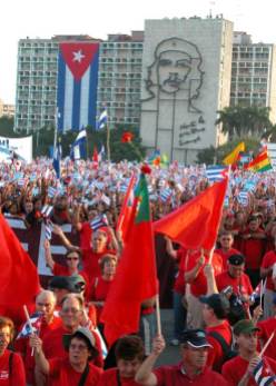 Cientos de miles de personas portando banderas desfilan por la histórica Plaza de la Revolución el 1 de Mayo de 2006, La Habana, Cuba. Foto: Calixto N. Llanes/Juventud Rebelde (CUBA)