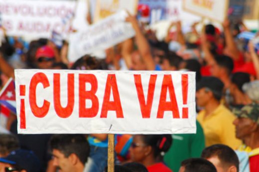 “Cuba va” se lee en un cartel durante el desfile el 1 de Mayo de 2007, La Habana, Cuba. Foto: Calixto N. Llanes/Juventud Rebelde (CUBA)
