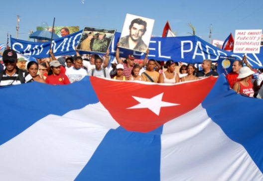 El pueblo capitalino desfila con la bandera cubana en la Plaza de la Revolución, el 1 de Mayo de 2010, La Habana, Cuba. Foto: Calixto N. Llanes/Juventud Rebelde (CUBA)