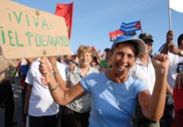 Una mujer grita “Viva el 1ro de Mayo” durante el desfile en la Plaza de la Revolución, el 1 de Mayo de 2010, La Habana, Cuba. Foto: Calixto N. Llanes/Juventud Rebelde (CUBA)