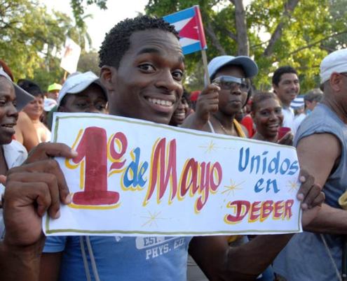 Estudiantes cubanos marchan con carteles, el 1 de Mayo de 2010, La Habana, Cuba. Foto: Calixto N. Llanes/Juventud Rebelde (CUBA)