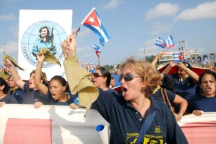 El bloque de las mujeres cubanas marchan el 1 de Mayo de 2010, La Habana, Cuba. Foto: Calixto N. Llanes/Juventud Rebelde (CUBA)