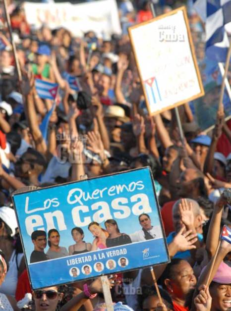 Los trabajadores cubanos exigieron la liberación de los 5 cubanos prisioneros en cárceles de Estados Unidos durante el desfile en la Plaza, el 1 de Mayo de 2011, La Habana, Cuba. Foto: Calixto N. Llanes/Juventud Rebelde (CUBA)