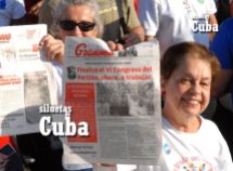 Dos mujeres desfilan con la portada del Diario Granma, Órgano Oficial del Partido Comunista de Cuba, el 1 de Mayo de 2011, La Habana, Cuba. Foto: Calixto N. Llanes/Juventud Rebelde (CUBA)