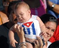Una mujer desfila cargando a su bebé, el 1 de Mayo de 2011, La Habana, Cuba. Foto: Calixto N. Llanes/Juventud Rebelde (CUBA)