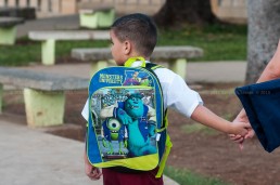 Niño con su mochila de manos de su madre camina a la escuela el primer día de clases del nuevo curso escolar 2015-2016 el martes 1 de septiembre de 2015. FOTO de Calixto N. Llanes/Juventud Rebelde (CUBA)
