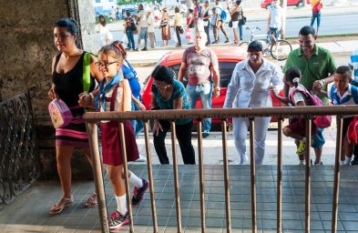 Padres llevan a sus hijos a la escuela el primer día de clases del nuevo curso escolar 2015-2016 el martes 1 de septiembre de 2015. FOTO de Calixto N. Llanes/Juventud Rebelde (CUBA)