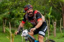 Valentí Sanjuan pedalea durante segunda etapa de la Titán Tropic Cuba de ciclismo de montaña. FOTO de Calixto N. Llanes (CUBA)