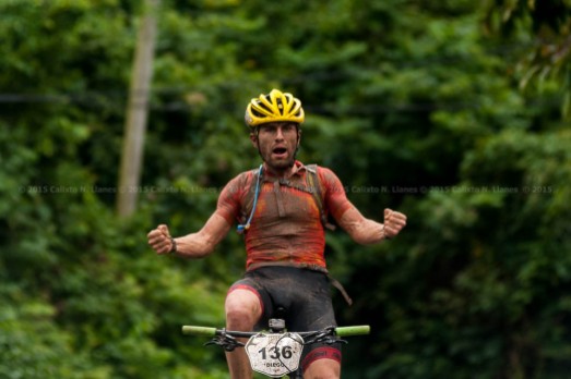 Diego Tamayo celebra su triunfo en la segunda etapa de la Titán Tropic Cuba de ciclismo de montaña. FOTO de Calixto N. Llanes (CUBA)