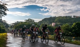 Ciclistas pedalean durante tercera etapa de la Titán Tropic Cuba de ciclismo de montaña. FOTO de Calixto N. Llanes (CUBA)
