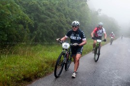 Ciclistas durante tercera etapa de la Titán Tropic Cuba de ciclismo de montaña. FOTO de Calixto N. Llanes (CUBA)