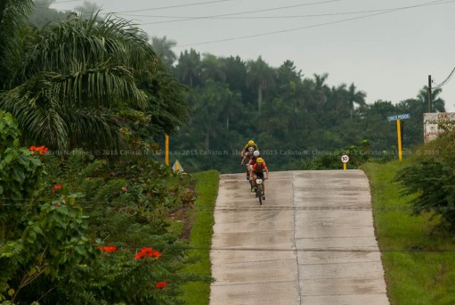 Ciclistas durante tercera etapa de la Titán Tropic Cuba de ciclismo de montaña. FOTO de Calixto N. Llanes (CUBA)