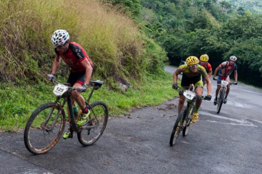Ciclistas Francisco Salamero (125), Roberto Bou (99), Alejandro Tamayo (136) y José Mojica (147) escalan durante tercera etapa de la Titán Tropic Cuba de ciclismo de montaña. FOTO de Calixto N. Llanes (CUBA