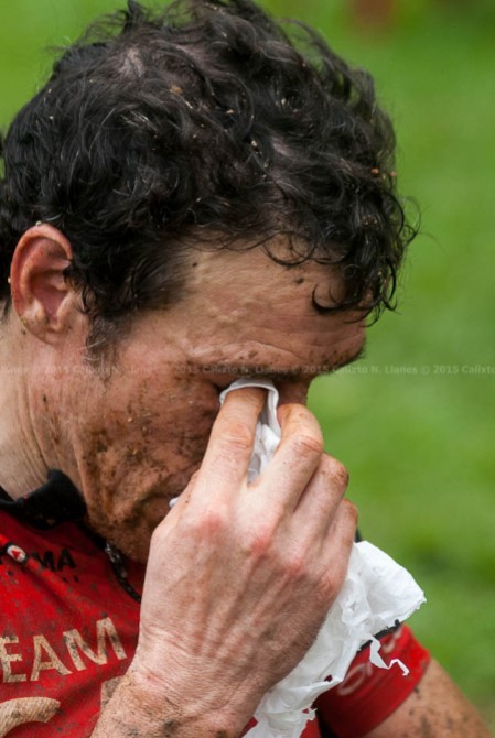 Francisco Salamero se quita el fango de la cara al concluir la tercera etapa de la Titán Tropic Cuba de ciclismo de montaña. FOTO de Calixto N. Llanes (CUBA