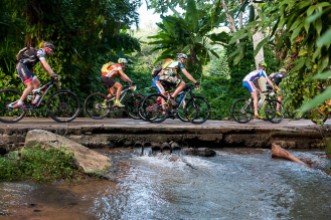 Ciclistas pedalean durante cuarta etapa de la Titán Tropic Cuba de ciclismo de montaña. FOTO de Calixto N. Llanes (CUBA)